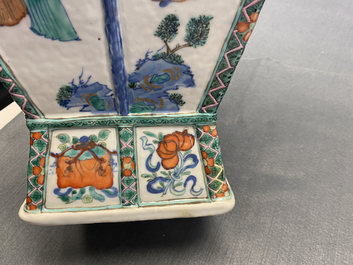 Un vase en porcelaine de Chine doucai &agrave; d&eacute;cor d'une sc&egrave;ne du 'Xi Xiang Ji', Qianlong/Jiaqing